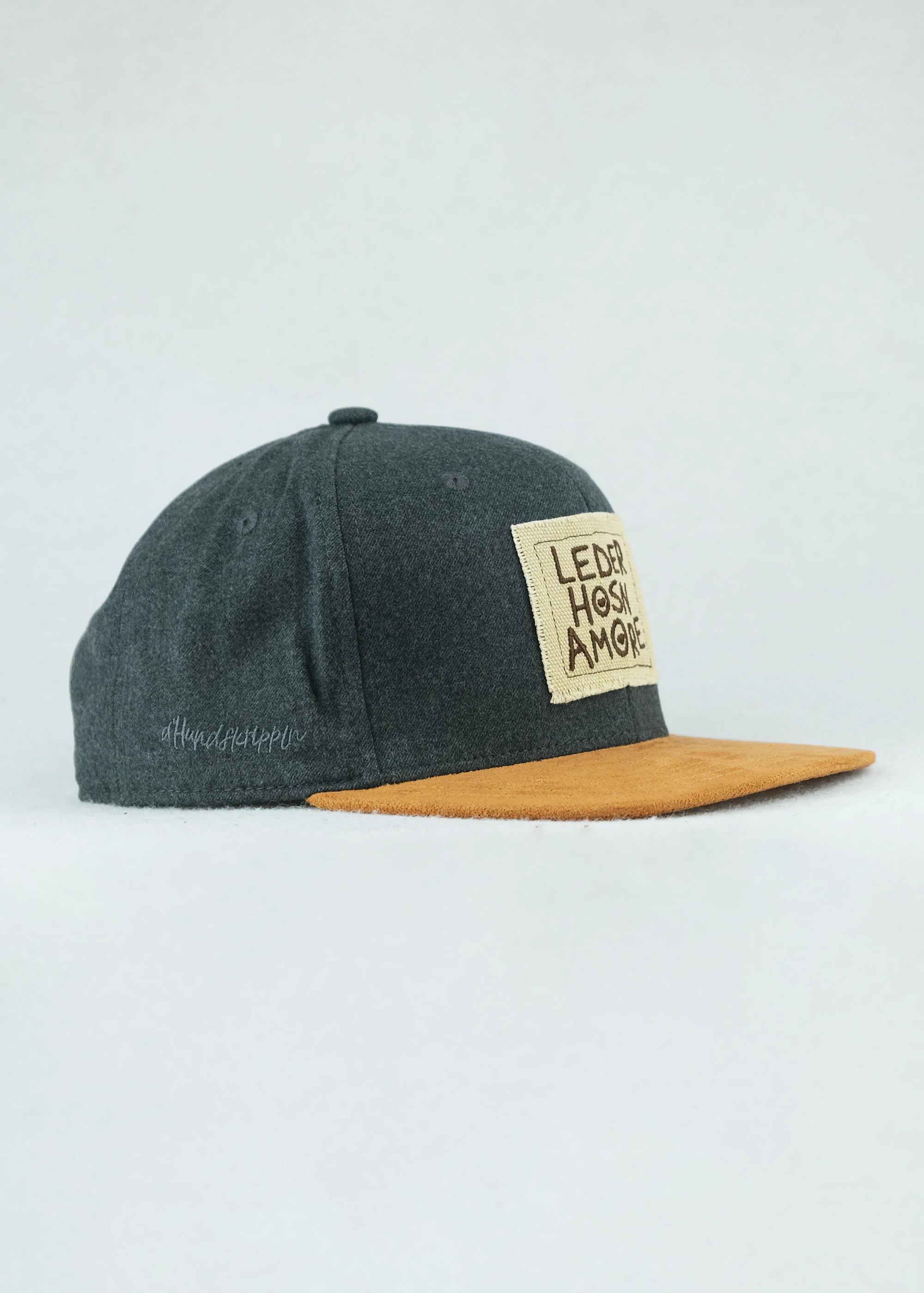 Cap "d´Hundskrippln: Lederhosnamore" - dunkelgrau (Snapback) - Image 3