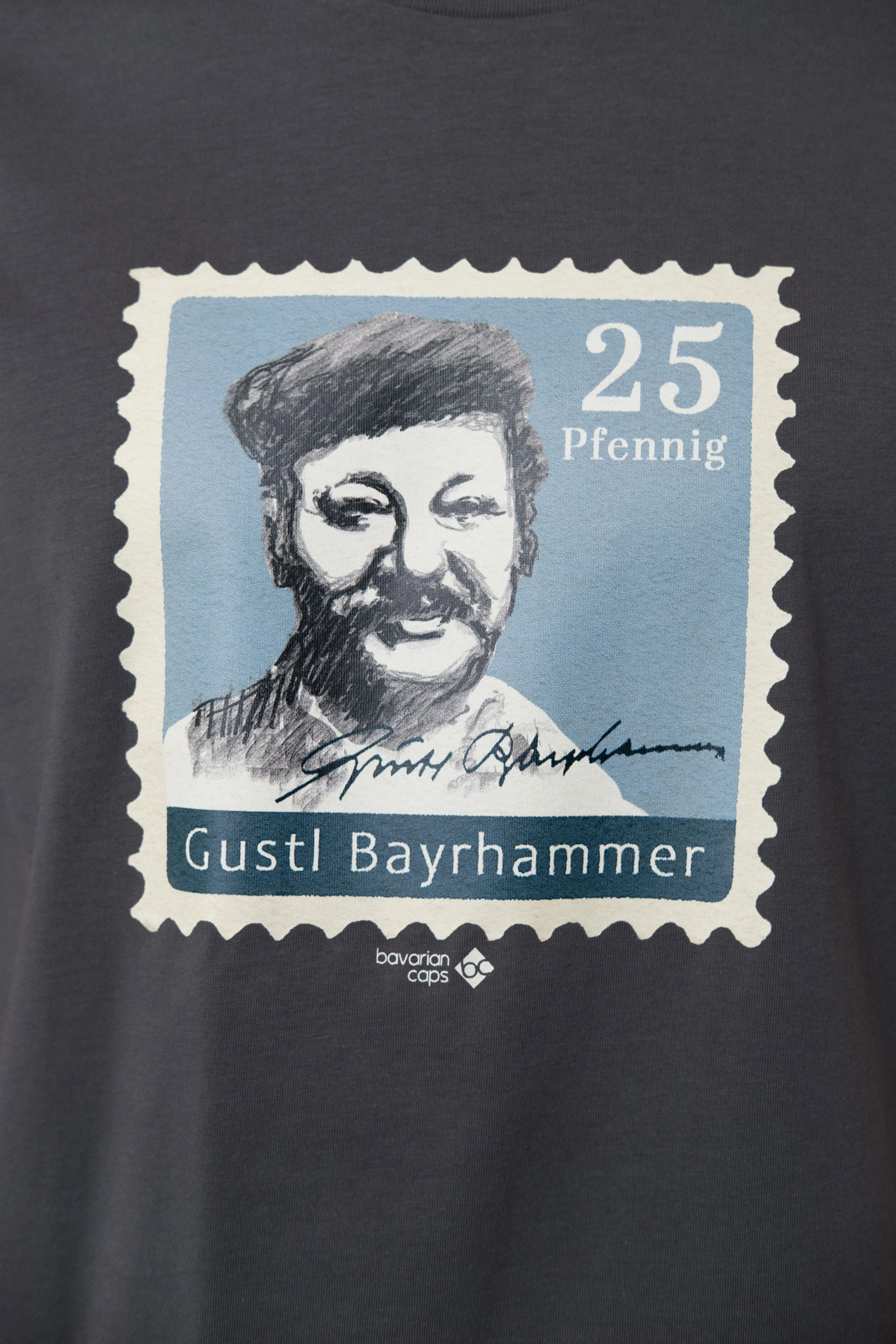 T-Shirt "Gustl Briefmarke" - dunkelgrau - Image 3